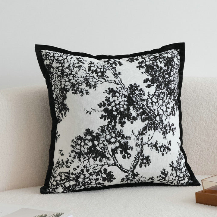Dekoratives Wohnkissen mit feinem Jacquard-Baumdruck und Samtpaspel Karnz