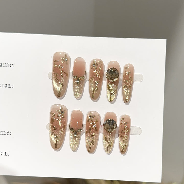 Elegantes Press-On-Nagelkunst-Set mit floralen Akzenten