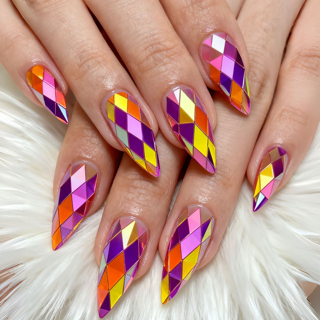 Kunstnägel mit Facettiertem Design Karnz