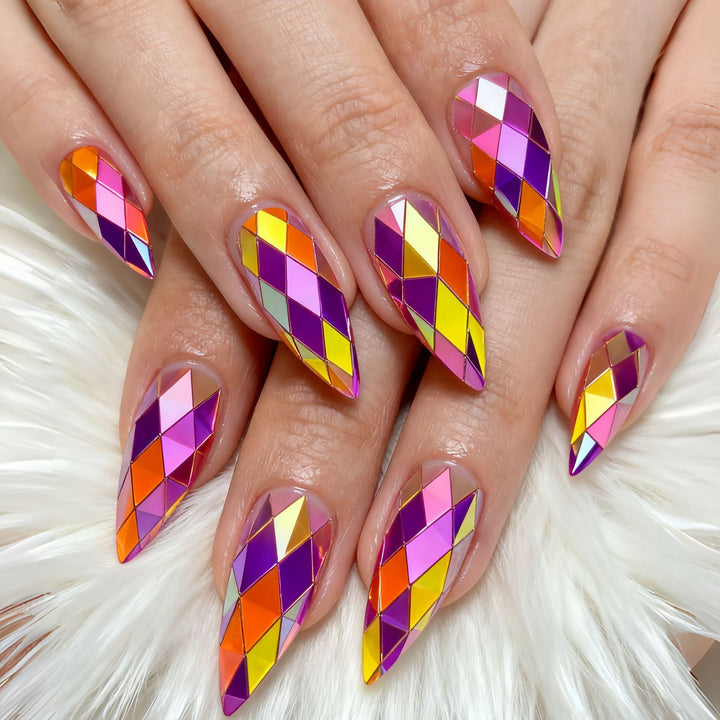 Kunstnägel mit Facettiertem Design Karnz