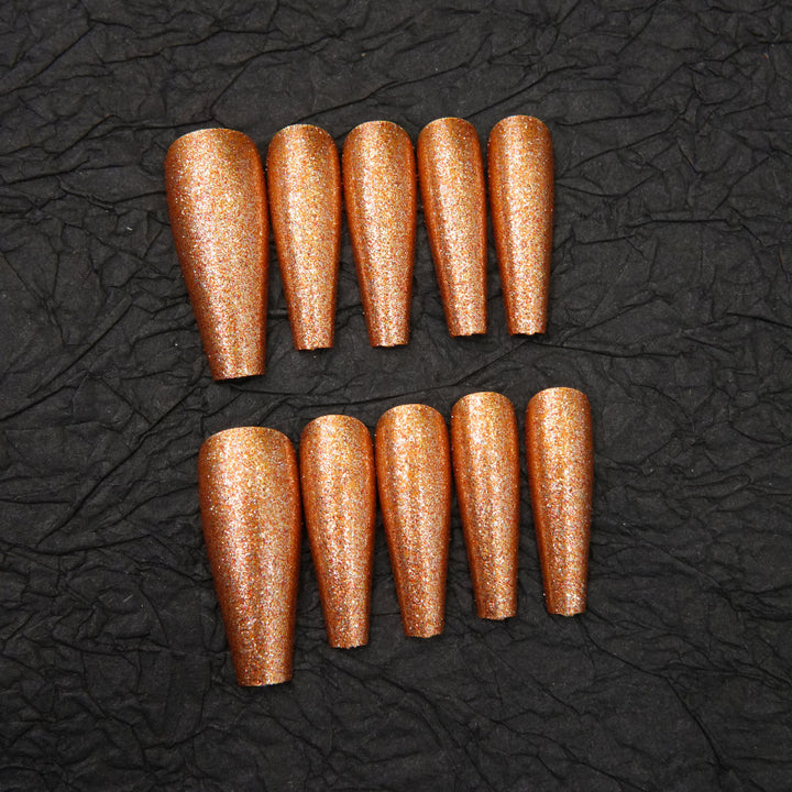 Glitzernde Stiletto Press-On Nageldesigns