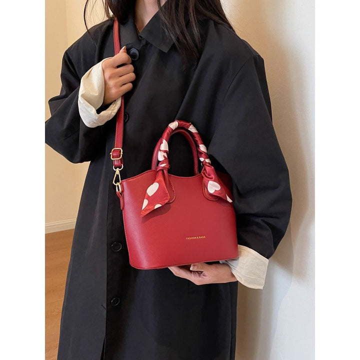Stylische mit Schal verzierte Handtasche Karnz