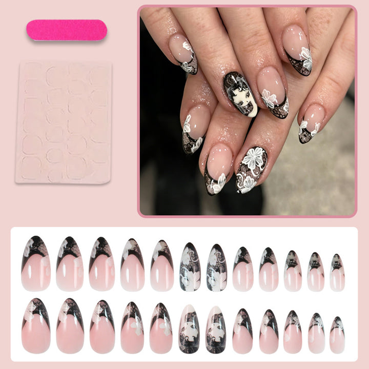 Kunstnagelset mit eleganten Spitzen und floralen Verzierungen Karnz