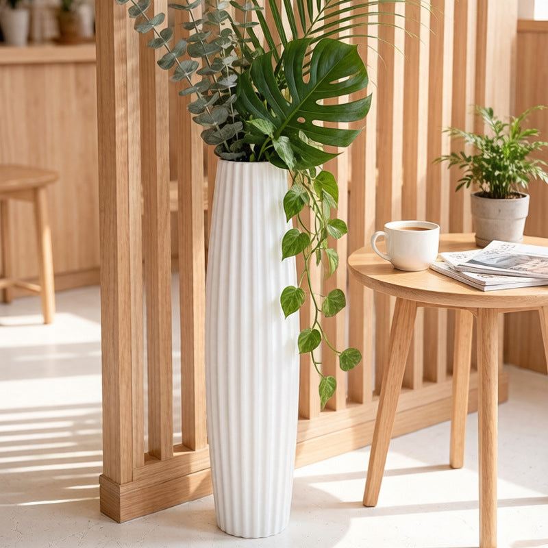 Elegante gerippte keramische Bodenvase Karnz