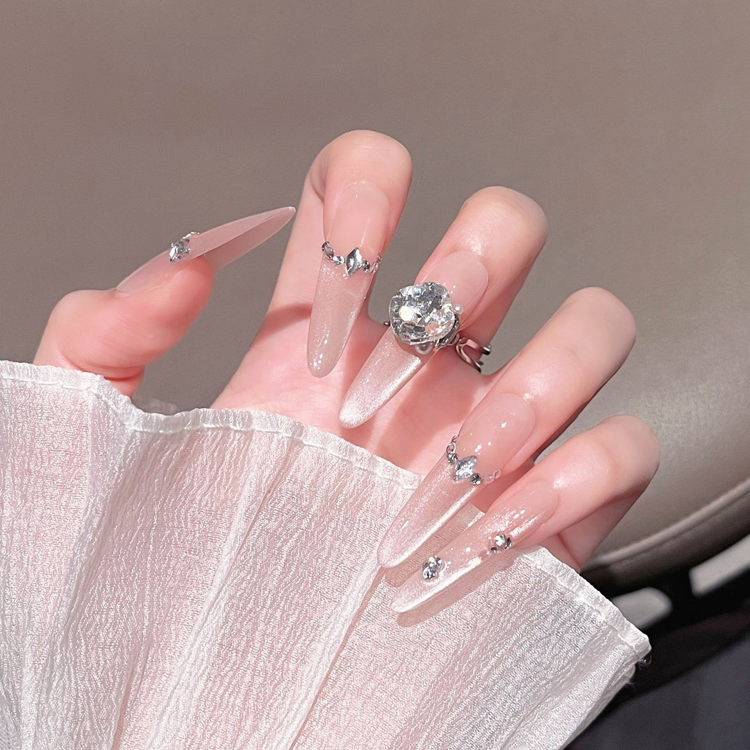 Luxuriöse glitzernde Stiletto-Nagelverlängerungen Karnz