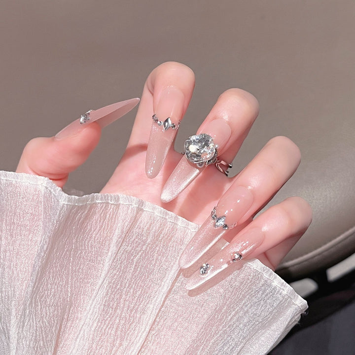 Luxuriöse glitzernde Stiletto-Nagelverlängerungen Karnz