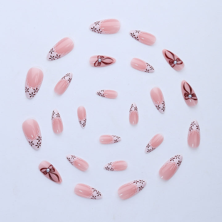 Elegantes Kunstnageldesign mit floralen Akzenten Karnz
