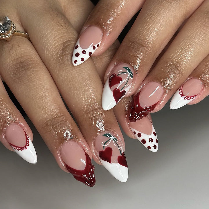 Kreatives Kunstnagelset mit romantischem Herz-Design und verspielten Akzenten Karnz