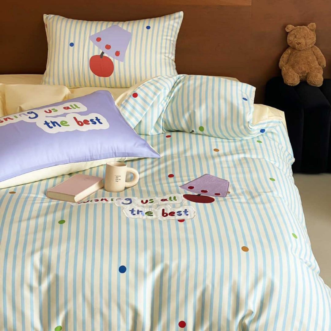 Kinder-Bettwäsche-Set aus Baumwoll-Perkal mit gestreiftem Dessin, applizierten Schriftzügen und verspielten Punkt‑Applikationen