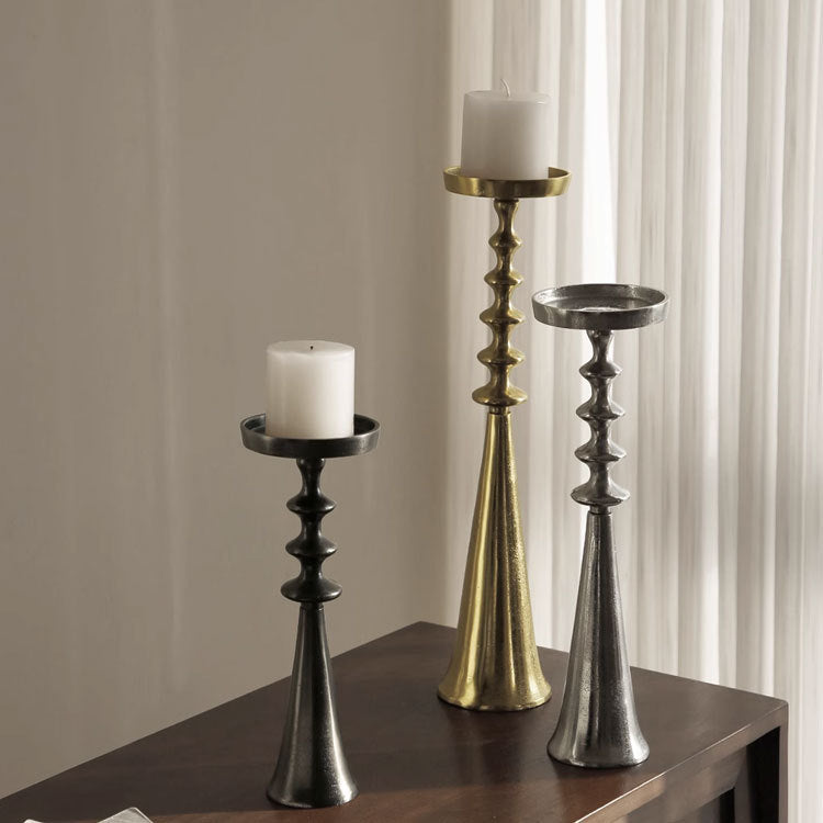 Eleganter Metallkerzenhalter