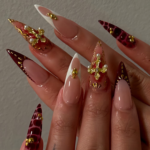 Verschnörkelte Nagelkunst Karnz