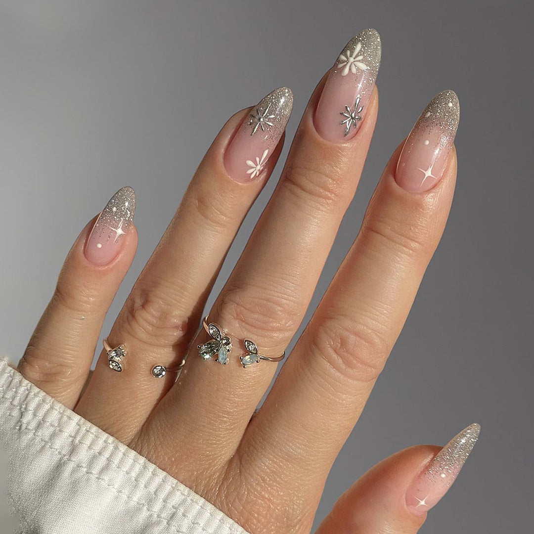 Kunstnagelset mit elegantem Glitzer-French-Design und kunstvollen Verzierungen Karnz