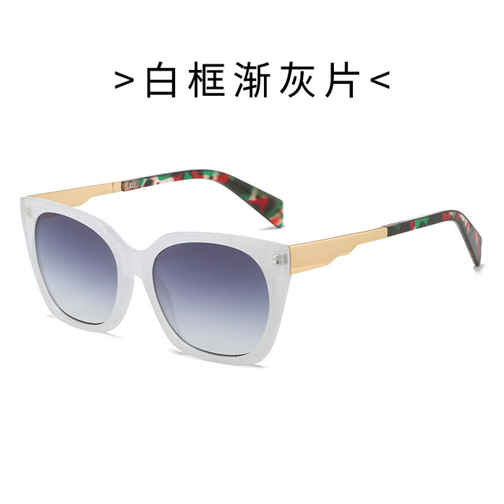 Damen Oversized-Sonnenbrille mit elegantem transparentem Rahmen und goldenen Akzenten Karnz