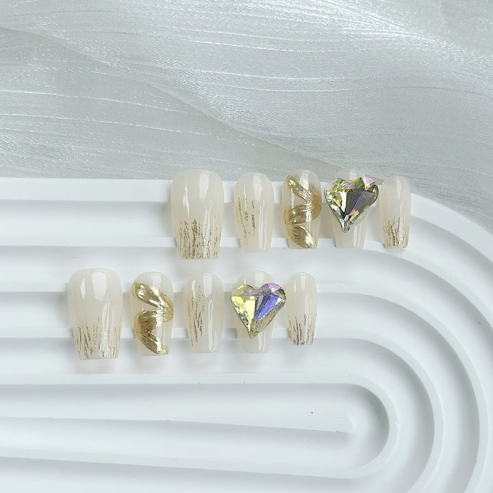 Glamouröses Nagelset mit dekorativen Akzenten