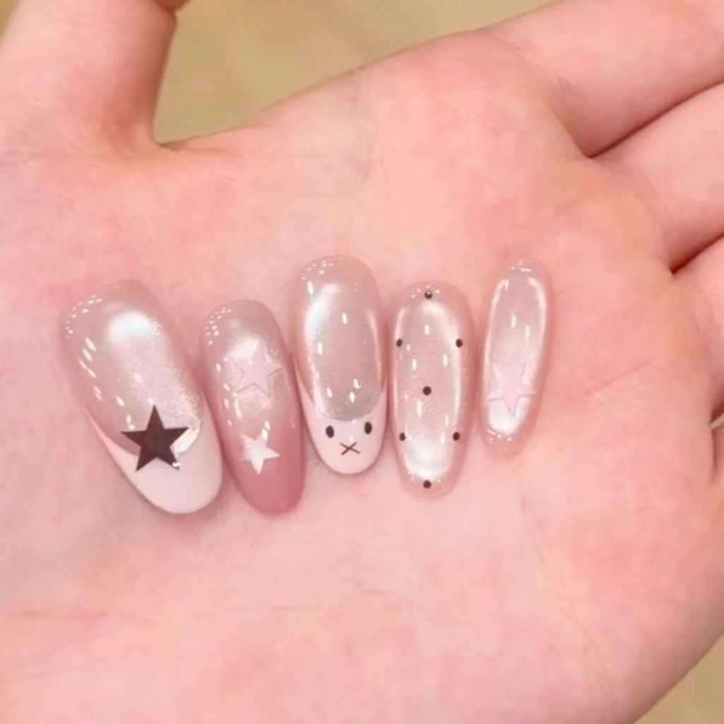 Dekorative Nagelkunst Karnz