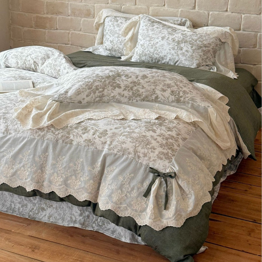 Romantisches Bettwäscheset aus Baumwollmix mit floraler Toile‑Optik, besticktem Spitzenvolant und Zierschleifen