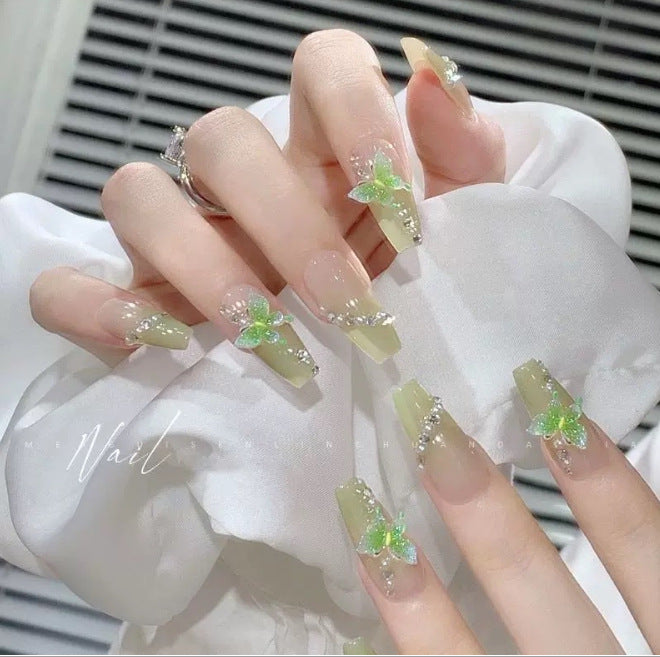 Glamouröse Nagelkunst mit Perlen und Glitzer Karnz