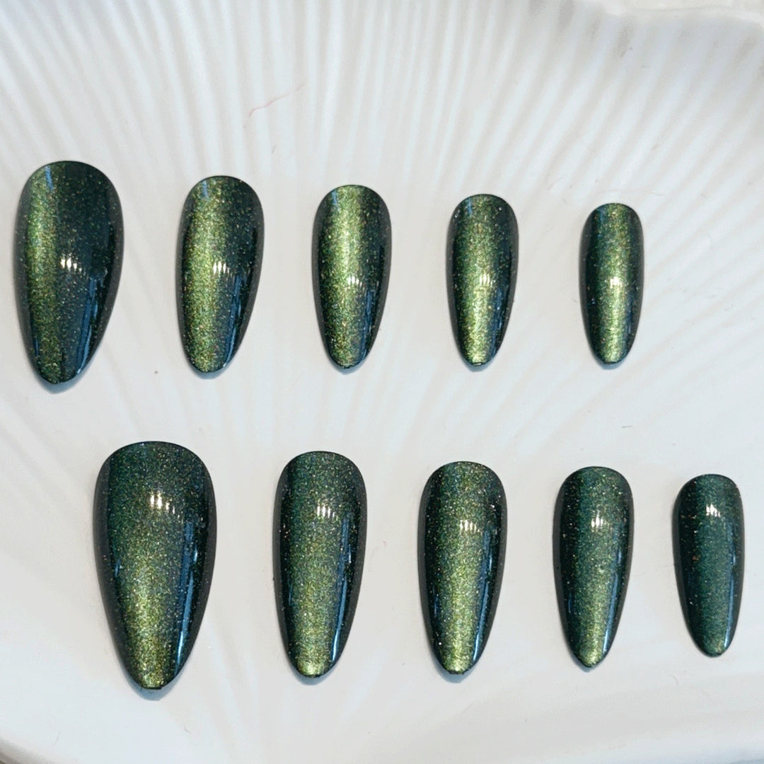 Glänzende Stiletto-Nageltipps