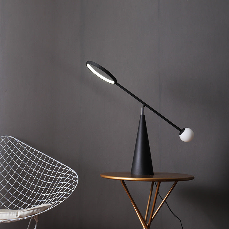 Moderne verstellbare Schreibtischlampe mit geometrischem Sockel