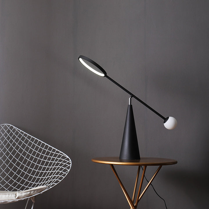 Moderne verstellbare Schreibtischlampe mit geometrischem Sockel