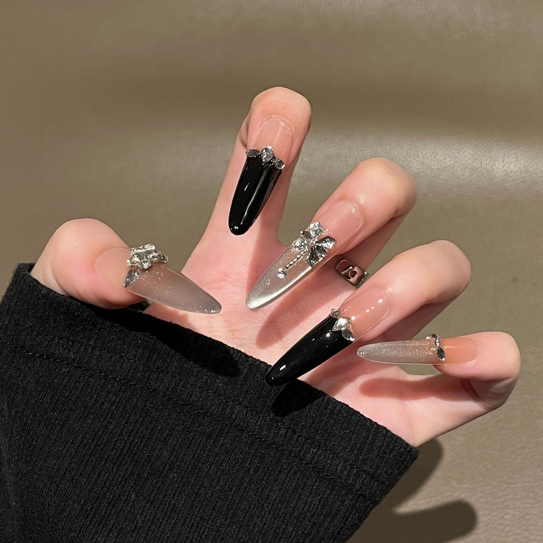 Künstlerische Stiletto Press-On Nagelkunst mit schimmernden Akzenten Karnz