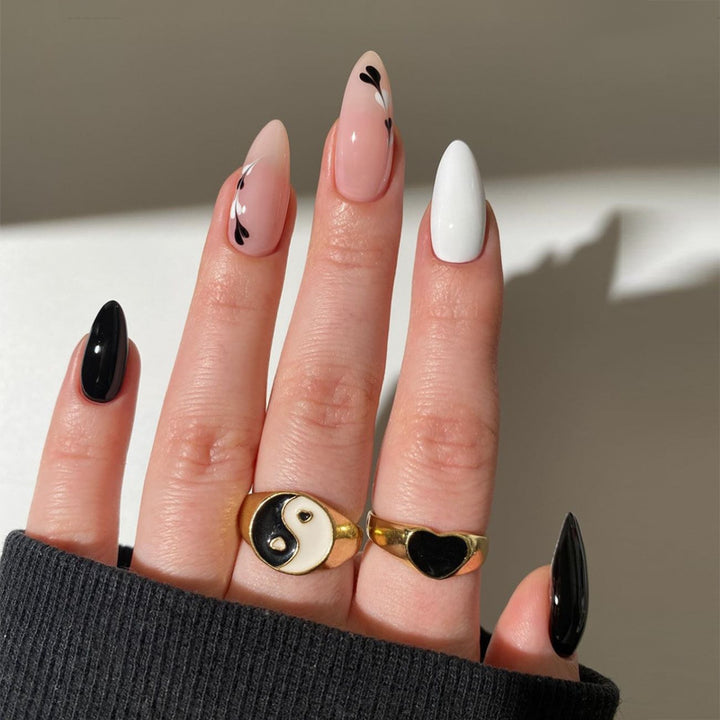 Elegante Stiletto Press-On Nagelkunst mit Strass-Akzenten Karnz
