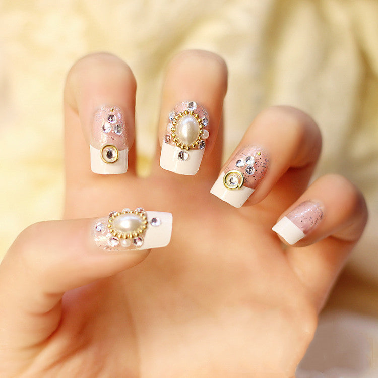 Kunstnägel mit elegantem Blumen- und Strassdesign Karnz