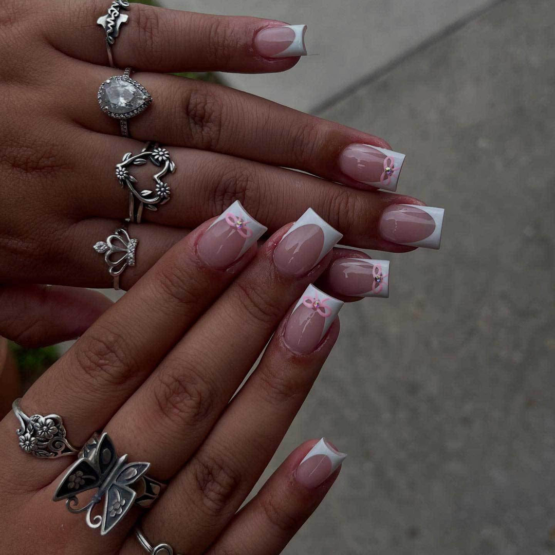 Elegantes French Tip Nagelkunstset mit zarten Schleifenakzenten