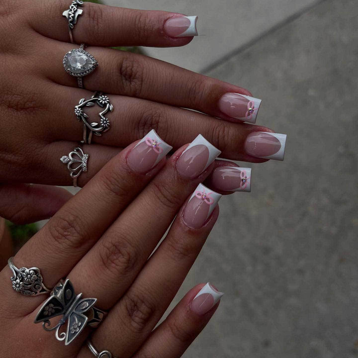 Elegantes French Tip Nagelkunstset mit zarten Schleifenakzenten