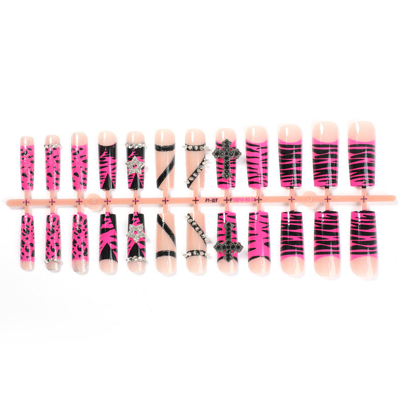 Kreatives Kunstnagelset mit auffälligem Zebra- und Glitzermuster Karnz