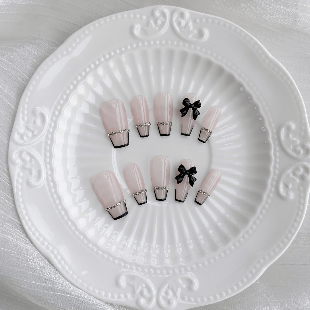 Elegantes Aufkleber-Nageldesign-Set mit schwarzem Bogen und Juwelenakzenten