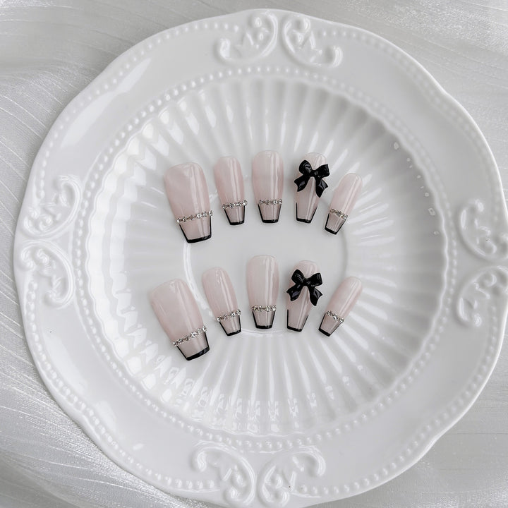 Elegantes Aufkleber-Nageldesign-Set mit schwarzem Bogen und Juwelenakzenten