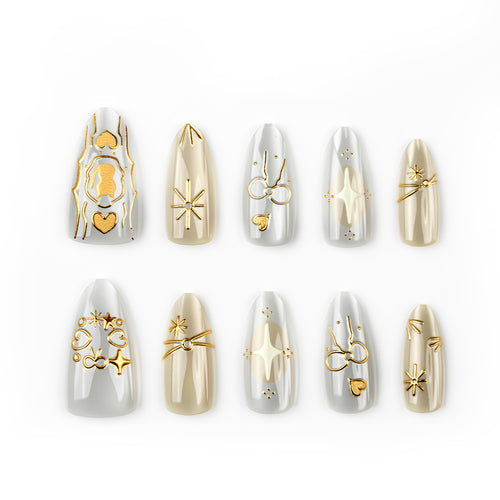Dekorativer Press-On-Nagelset mit eleganten goldenen Akzenten