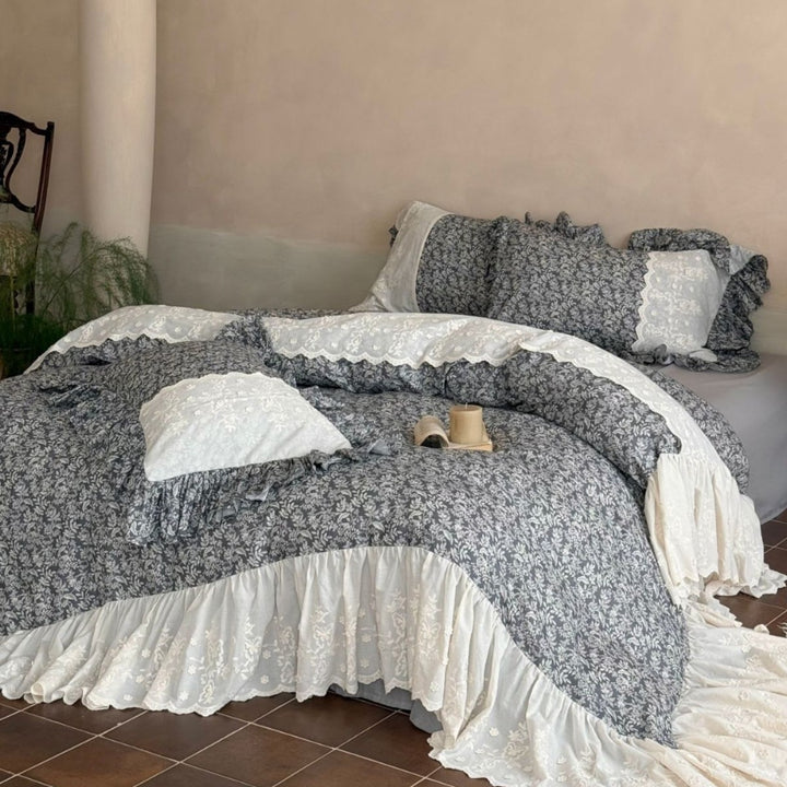 Bettwäsche-Set im Vintage-Shabby-Chic mit dekorativem Volant und gesteppter Tagesdecke