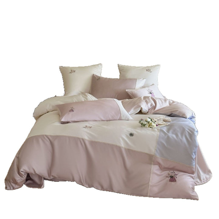 Satin-Bettwäsche-Set mit zarter Blumenstickerei und edler Paspelierung