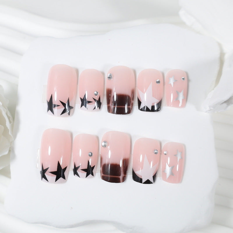 Kunstnagelset mit glamourösen Sternen- und Glitzerakzenten Karnz
