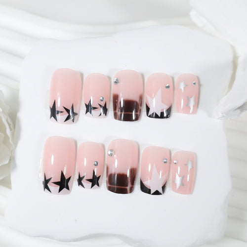 Kunstnagelset mit glamourösen Sternen- und Glitzerakzenten Karnz