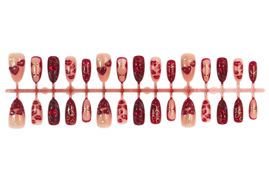 Kunstnagelset mit romantischen Herz- und Glitzerverzierungen Karnz