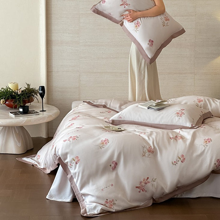 Feines Satin-Bettbezug-Set mit zarter Blumenstickerei und eleganter Paspelierung