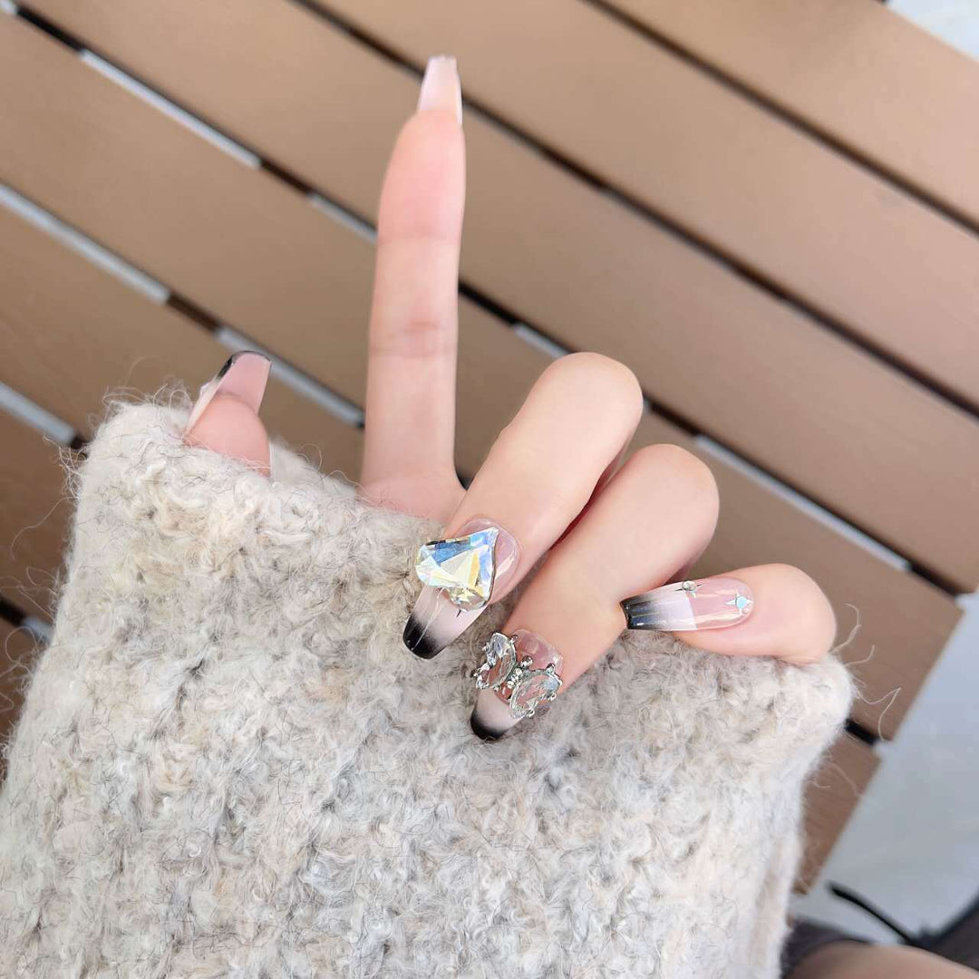 Künstlerisches Press-On-Nagelset mit eleganten Strass- und Blumenakzenten