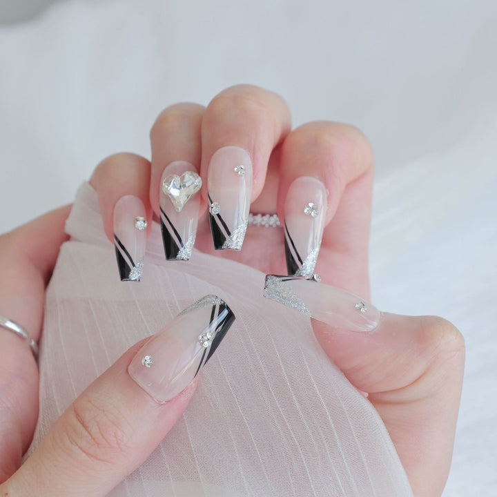 Künstlerisches Press-On Nagelkunstset mit Herz- und himmlischen Designs
