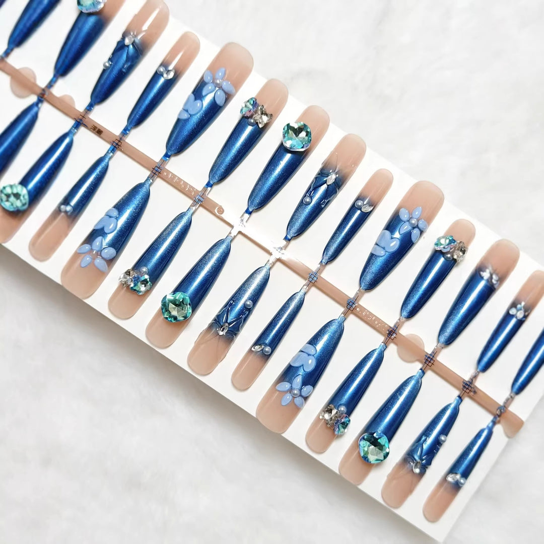 Elegante Kunstnägel mit floralen Applikationen und Glitzerelementen Karnz