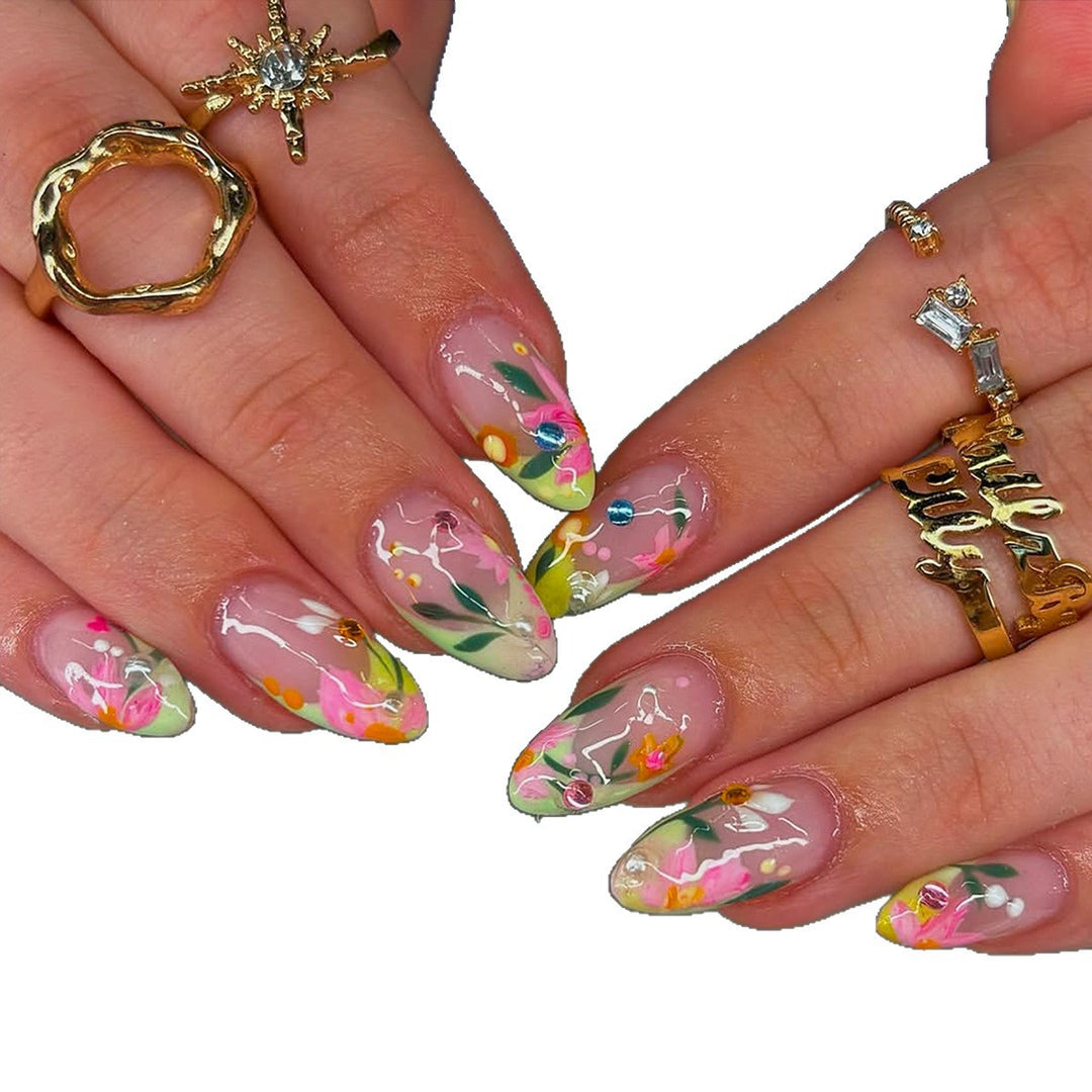 Künstliche Fingernägel mit Blumendesign und Glitzerakzenten Karnz