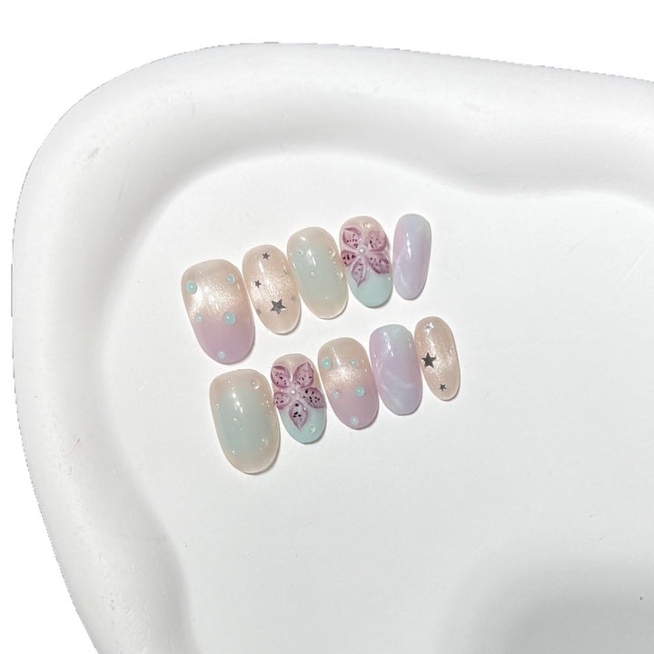 Floral-inspiriertes Press-On-Nagelkunst-Set mit Sternakzenten Karnz