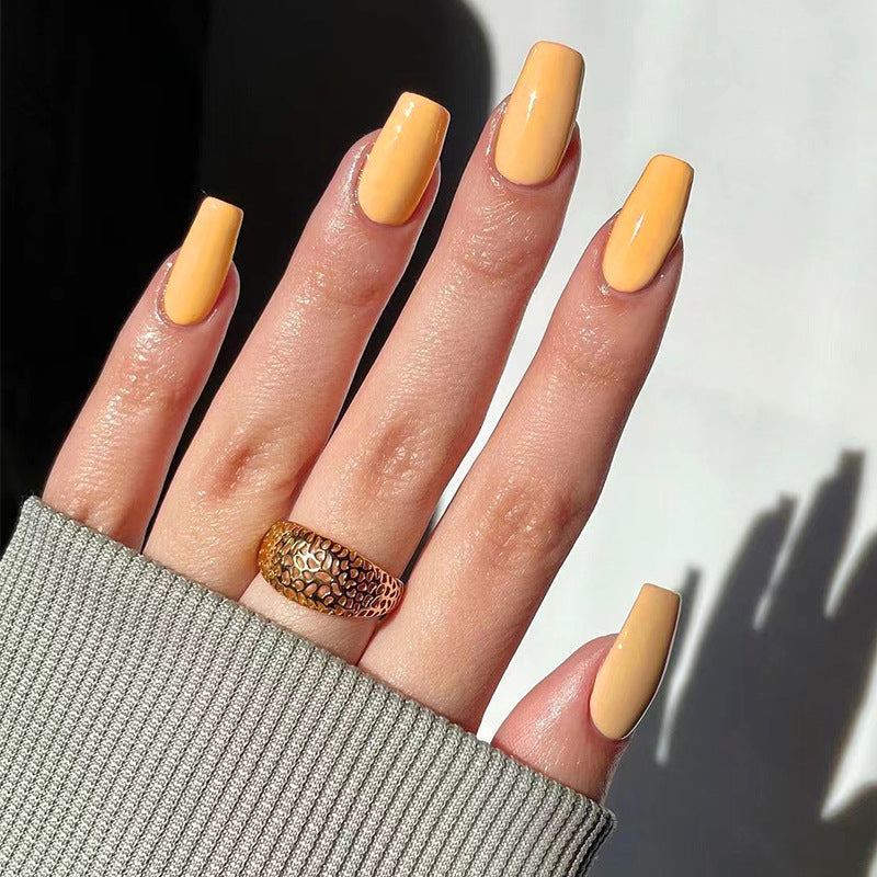 Kunstvolle Nagelverlängerungen mit elegantem Design Karnz