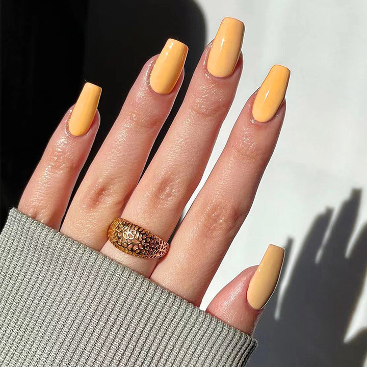 Kunstvolle Nagelverlängerungen mit elegantem Design Karnz