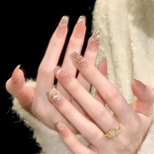 Kunstnagelset mit funkelnden Glitzer- und 3D-Applikationen Karnz