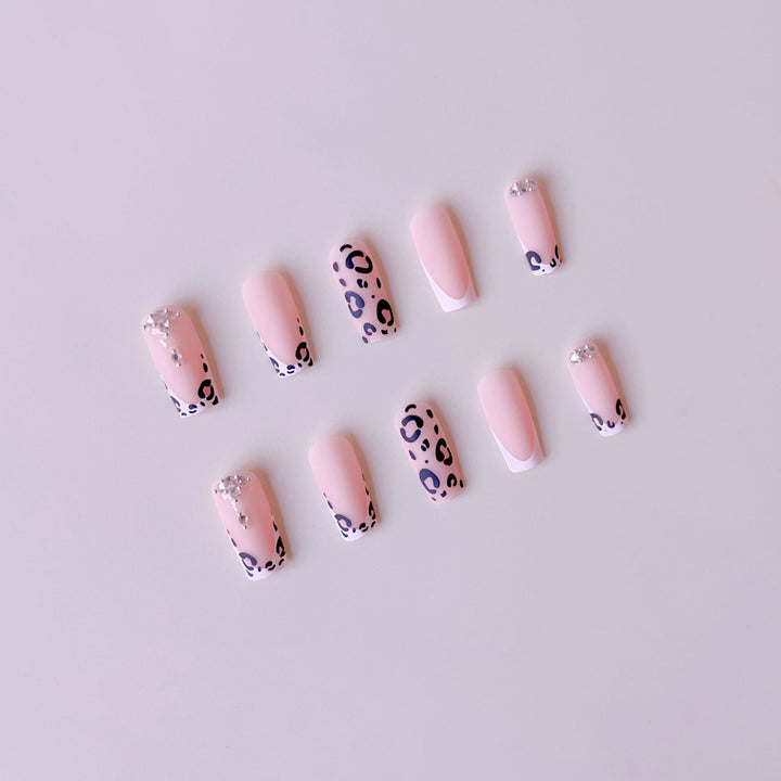 Kunstnagelset mit luxuriösem Leopardenmotiv und eleganten Glitzerakzenten Karnz