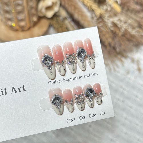 Luxuriöse mit Strass verzierte Press-On Nagelkunst