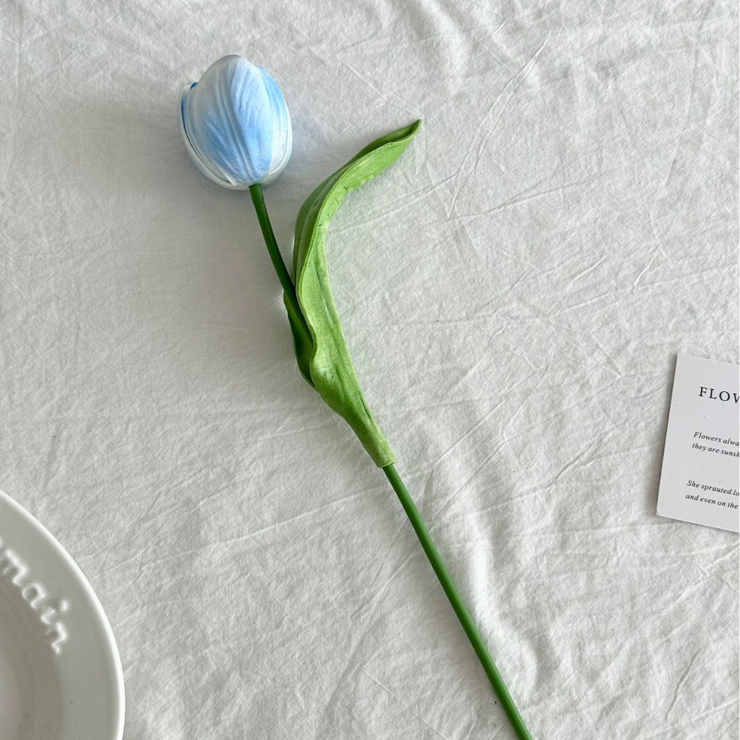Realistische Kunst-Tulpenblumenstilkel
